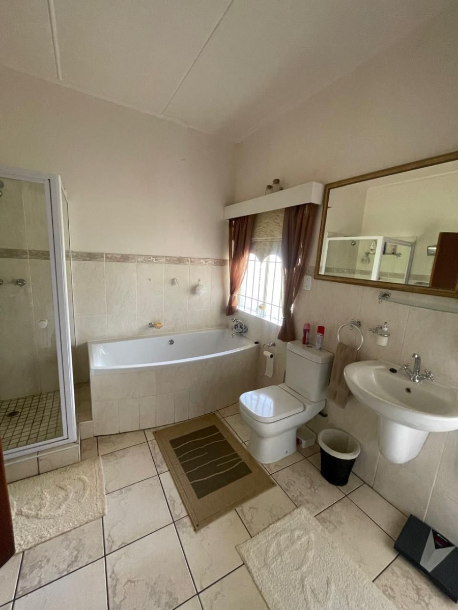 5 Bedroom Property for Sale in Christiana North West